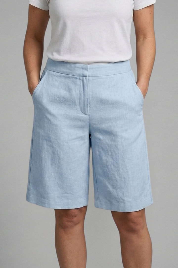 Lightweight women's high-waisted tailored summer shorts for comfortable, elegant daytime fashion. Perfect for warm weather.