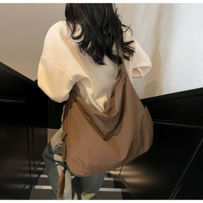 Modern women's large capacity crossbody hobo bag, designed for casual comfort and daily use.