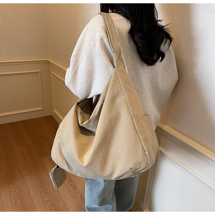 Green large capacity women's crossbody hobo bag, ideal for casual everyday wear.