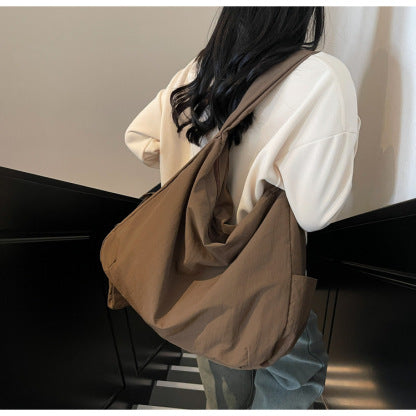 Versatile women's casual crossbody shoulder bag, large capacity design for various occasions.