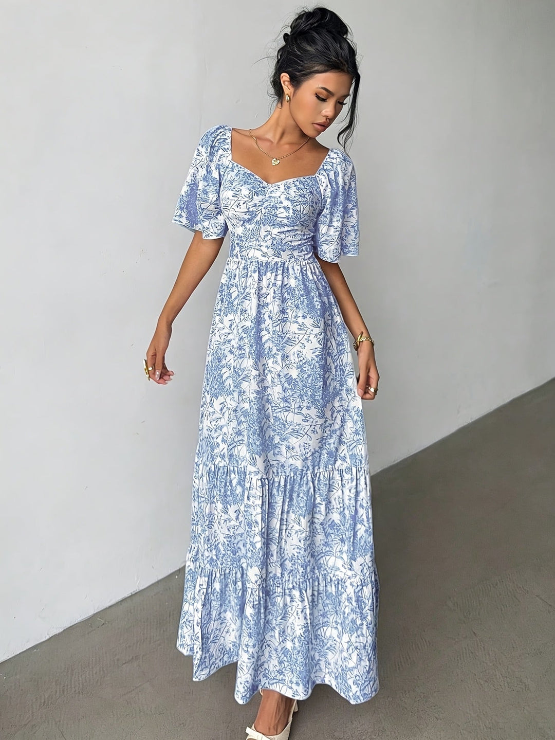 Feminine casual floral maxi dress for women, with a sweetheart neckline and tiered skirt, ideal for spring fashion.
