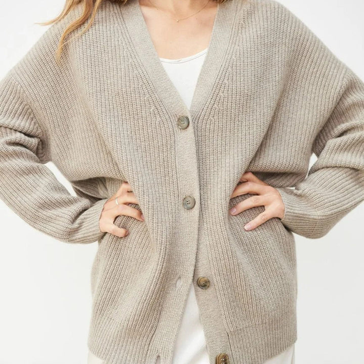 Women's oversized knit cardigan, luxurious long sleeve for stylish everyday comfort.