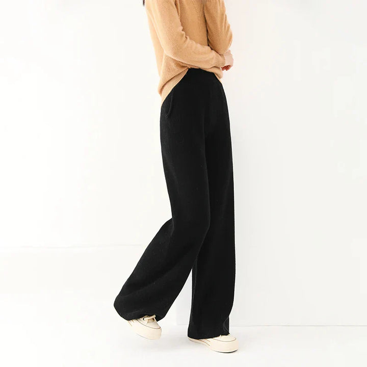 Comfortable women's merino wool wide-leg lounge pants, perfect for relaxing at home or casual wear