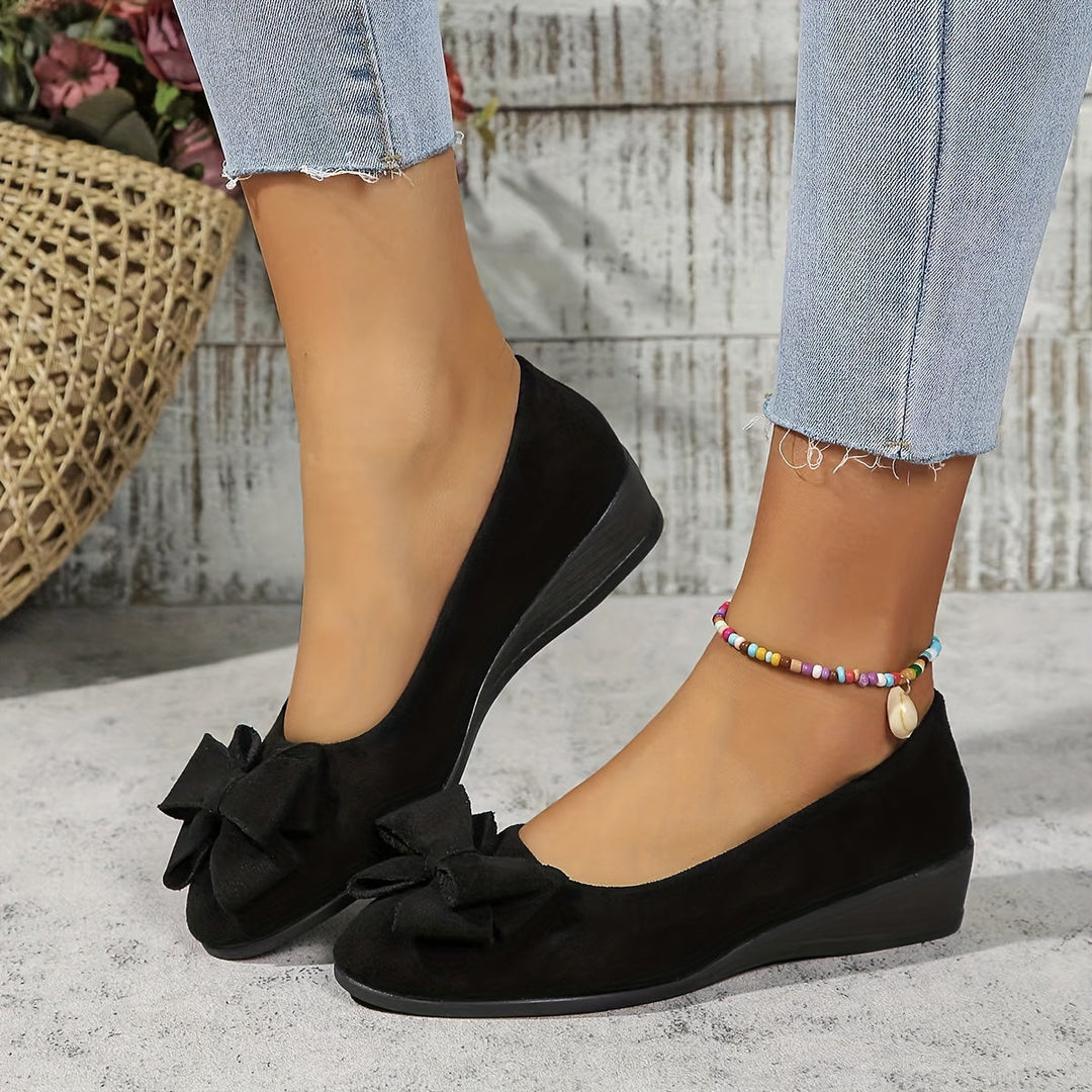 Slip-on women's orthopedic flats, elegant design with bow detail for casual wear comfort.