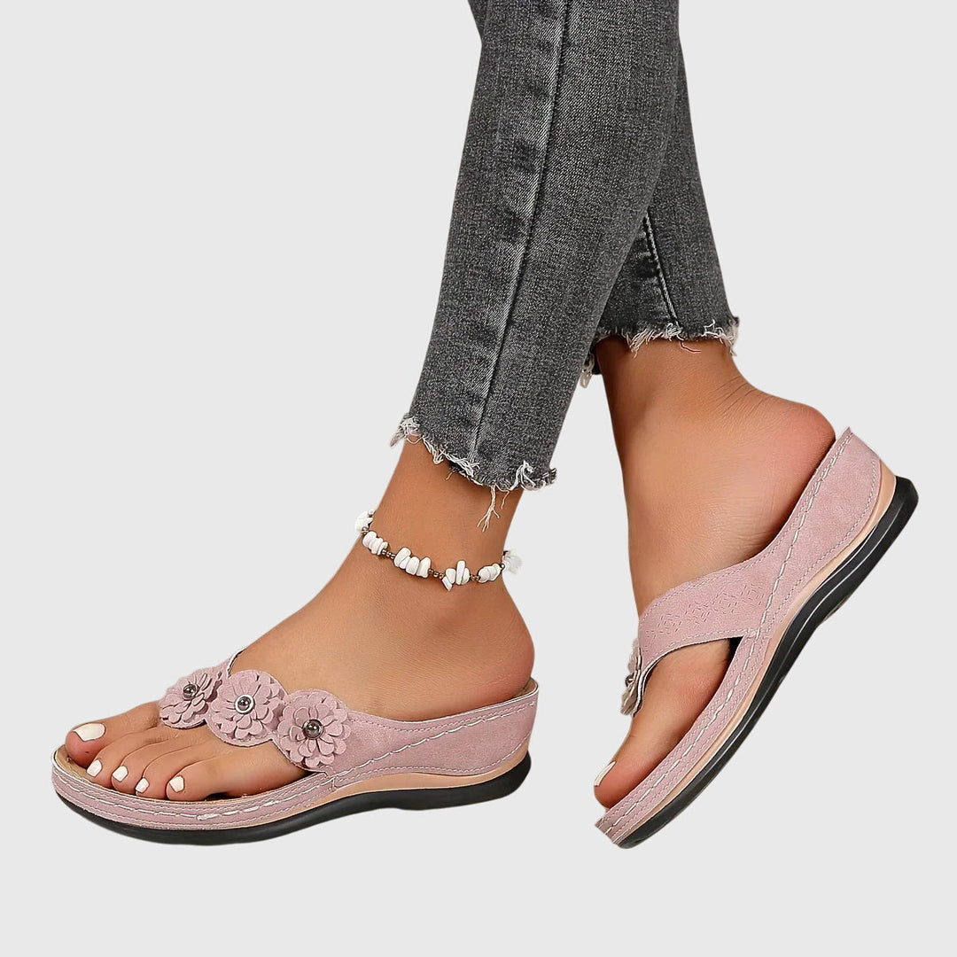 Casual women's flip flops with arch support, ideal for daily wear & summer activities.