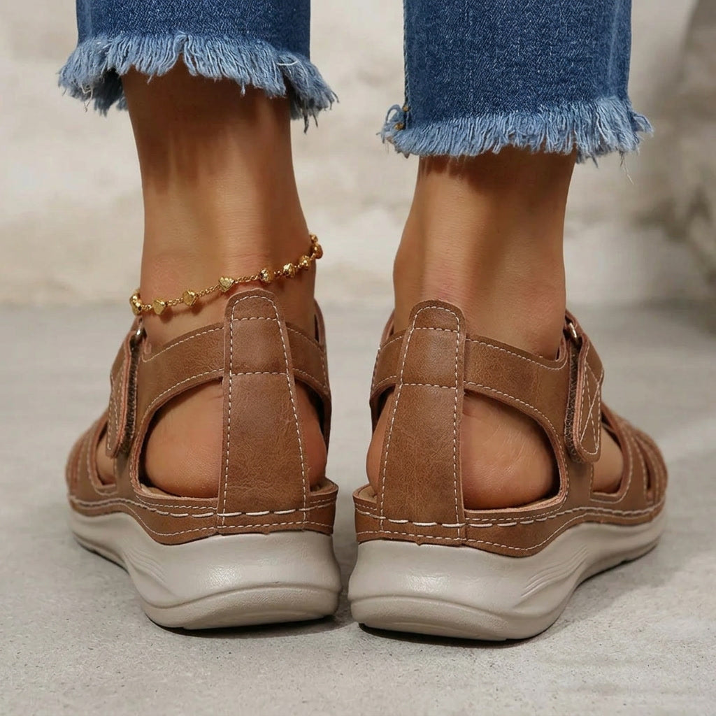 Comfortable women's casual sandals with adjustable straps, perfect for daily wear.