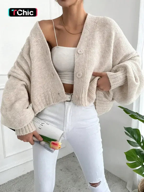 Casual women's oversized cardigan with a chunky knit texture, ideal for comfortable knitwear.