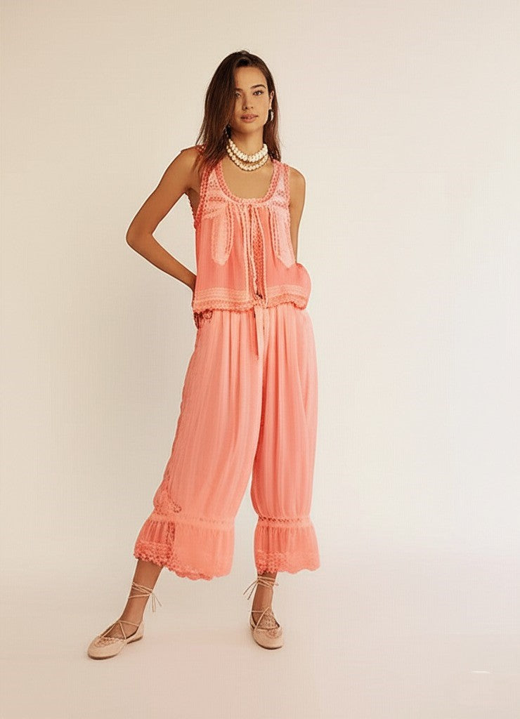 Brown women's two-piece set in soft cotton with delicate lace details, practical summer fashion.