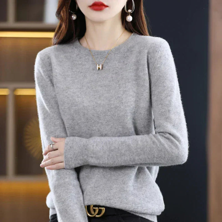 Stylish women's crewneck sweater, relaxed fit, soft & warm, ideal for elegant everyday wear.