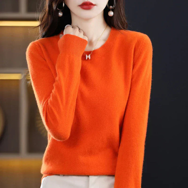 Elegant women's premium crewneck sweater, soft long sleeve for refined everyday wear.