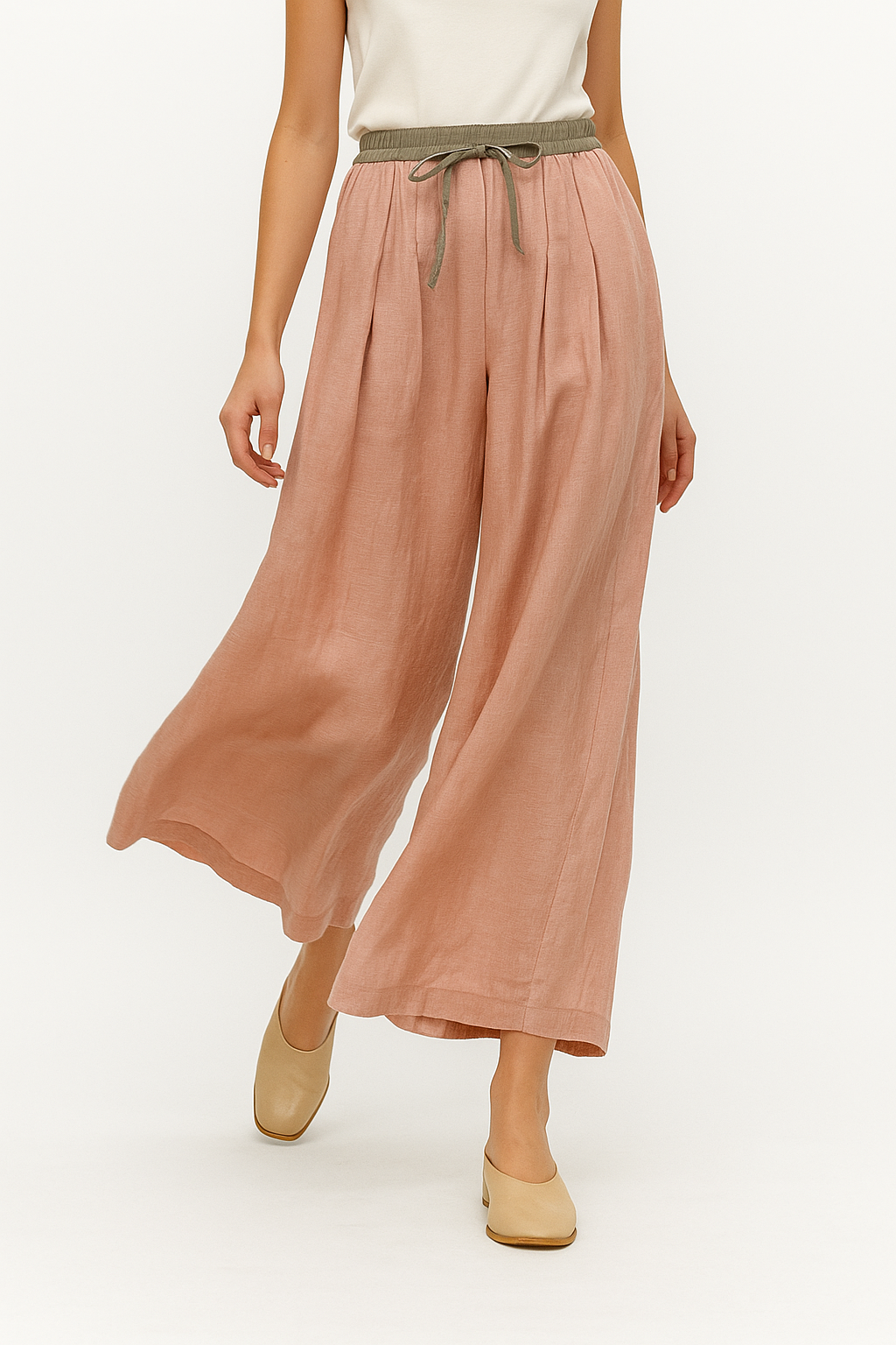 Comfortable women's linen trousers with a relaxed tapered leg and stretch waist, ideal for warm weather.