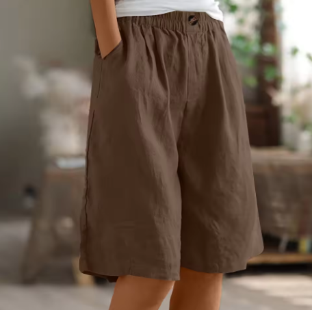 Women's comfortable wide leg Bermuda shorts with deep pockets, combining practicality with relaxed summer fashion.