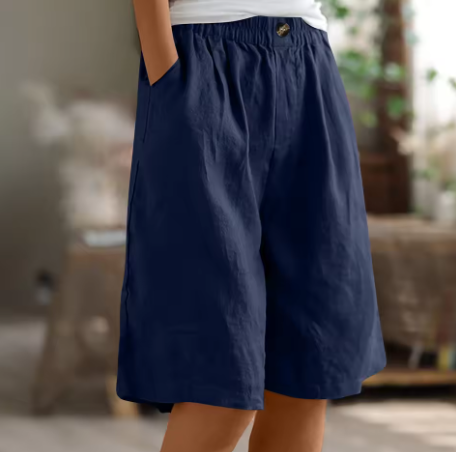 Women's everyday fashion: wide leg Bermuda shorts with a relaxed fit and elastic waist for ultimate comfort.