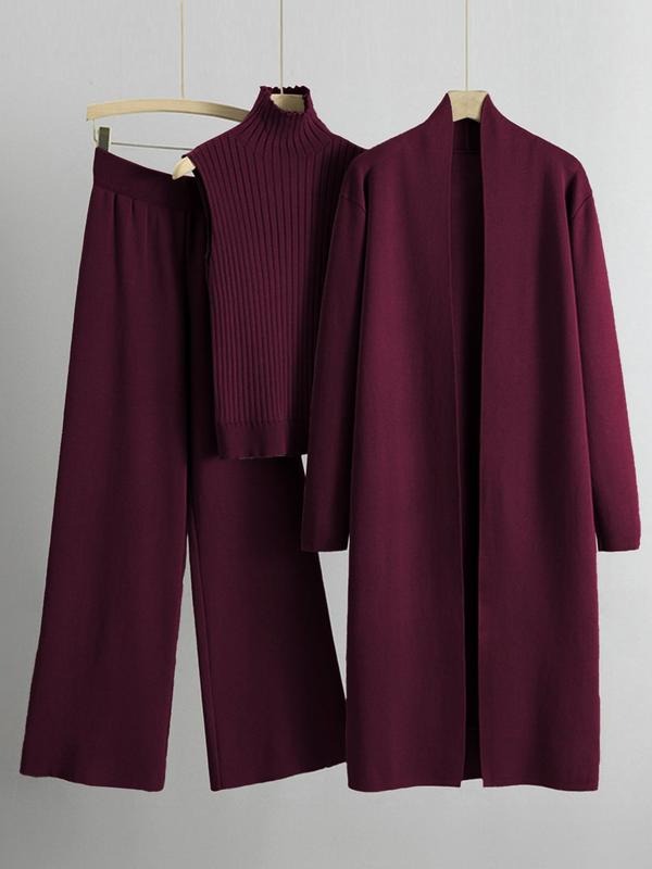 Comfortable women's lounge wear: a three-piece ribbed knit set perfect for relaxation or casual outings