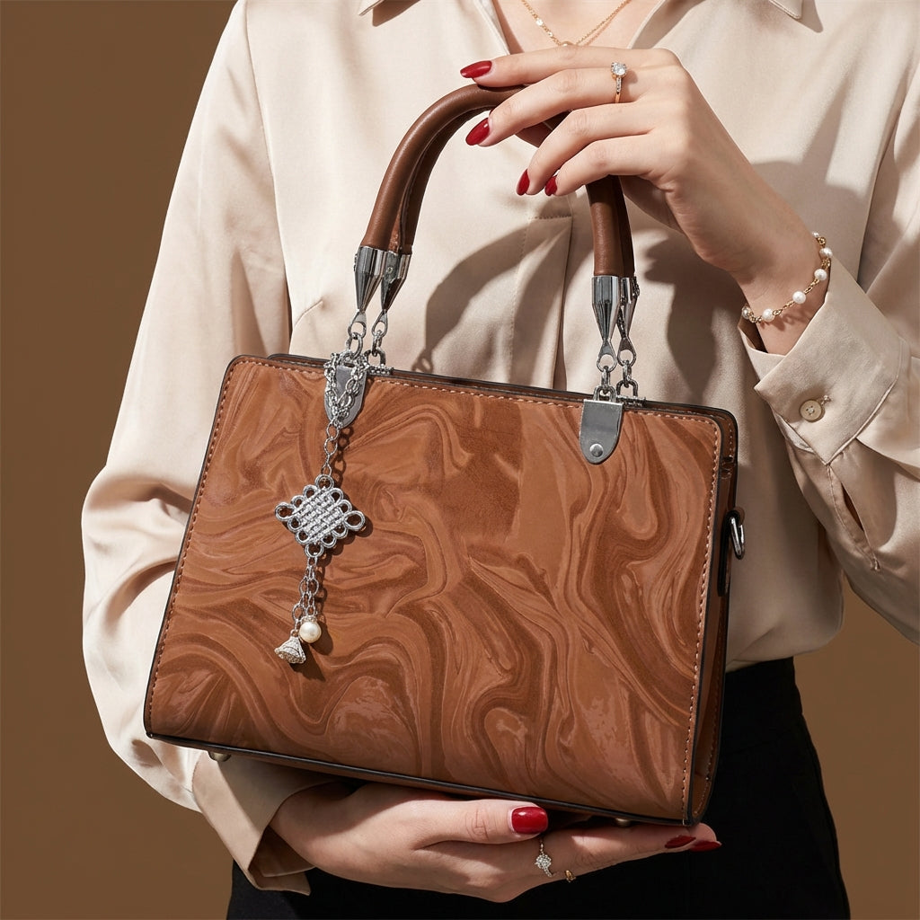 Stylish women's square crossbody bag, perfect as an everyday fashion accessory, featuring a shoulder chain