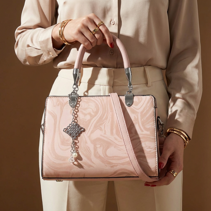 Minimalist square crossbody bag for women, in a chic design with a delicate chain shoulder strap