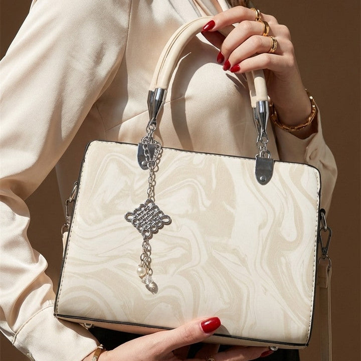 Fashionable women's square bag, ideal for daily use, featuring a sophisticated chain crossbody strap