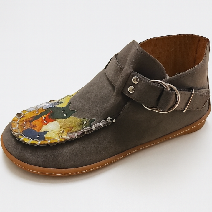 Casual women's footwear: slip-on shoes adorned with an artistic cat design, perfect for unique animal print lovers.