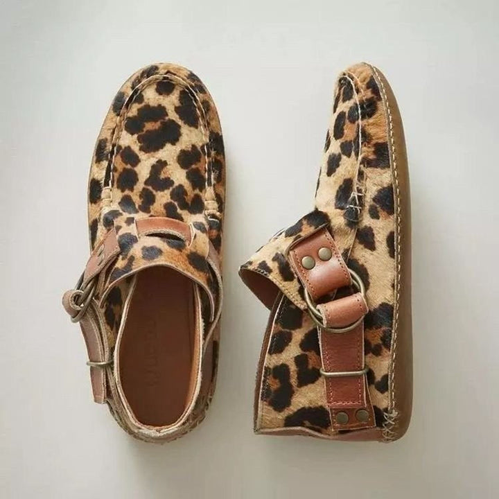 Women's casual slip-on shoes with a detailed artistic cat design, combining comfort with a distinctive style.