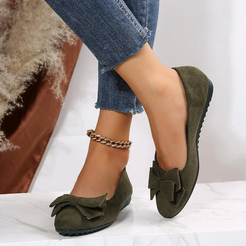 Elegant women's ballet flats featuring a charming bow detail, ideal for spring fashion, everyday wear.