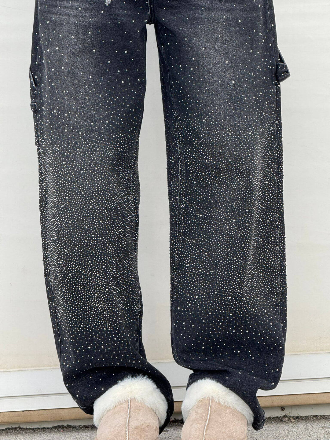 Comfortable women's flowy pants with a wide leg opening, perfect for all-day wear in spring.