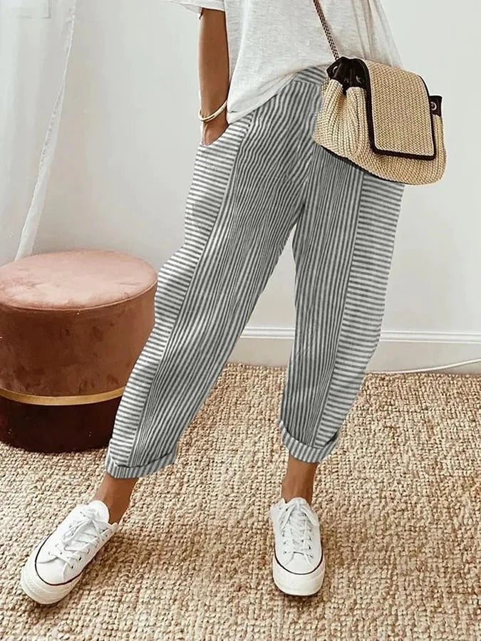 Casual women's striped cropped pants, ideal for everyday style and comfort, with practical pockets.
