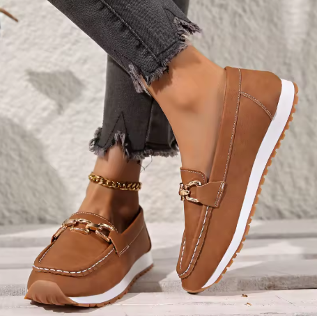 Modern women's flatform loafers featuring a gold chain. Comfortable slip-on round toe shoes for added height.