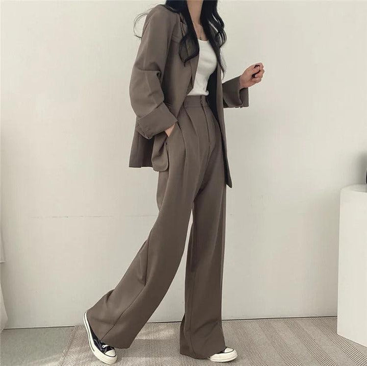 Distinctive women's tailored suit with a long blazer, combining elegance with professional practicality.