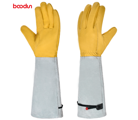 Women's protective gardening gloves, thorn-proof, long cuff, for comfortable weeding.