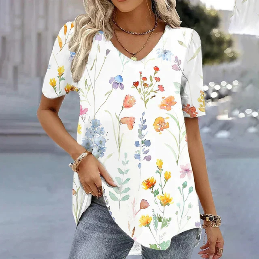 Women's V-neck printed t-shirt with a relaxed fit, perfect for casual summer fashion. Stylish short sleeve top.