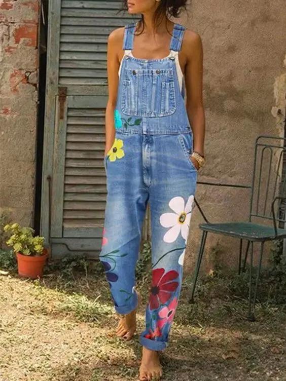 Comfortable women's sleeveless overalls jumpsuit with adjustable straps & front bib pocket, perfect for all seasons.