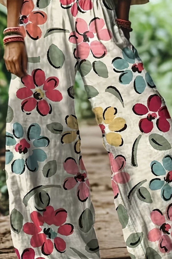 Comfortable women's casual floral cropped pants, an essential for summer.