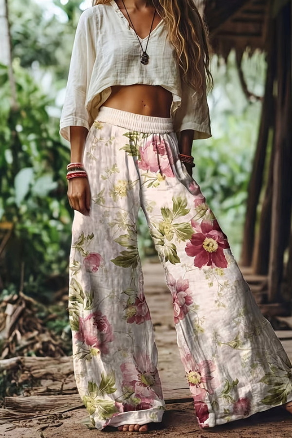 Vintage floral women's cropped pants, ideal for a comfortable summer vacation.
