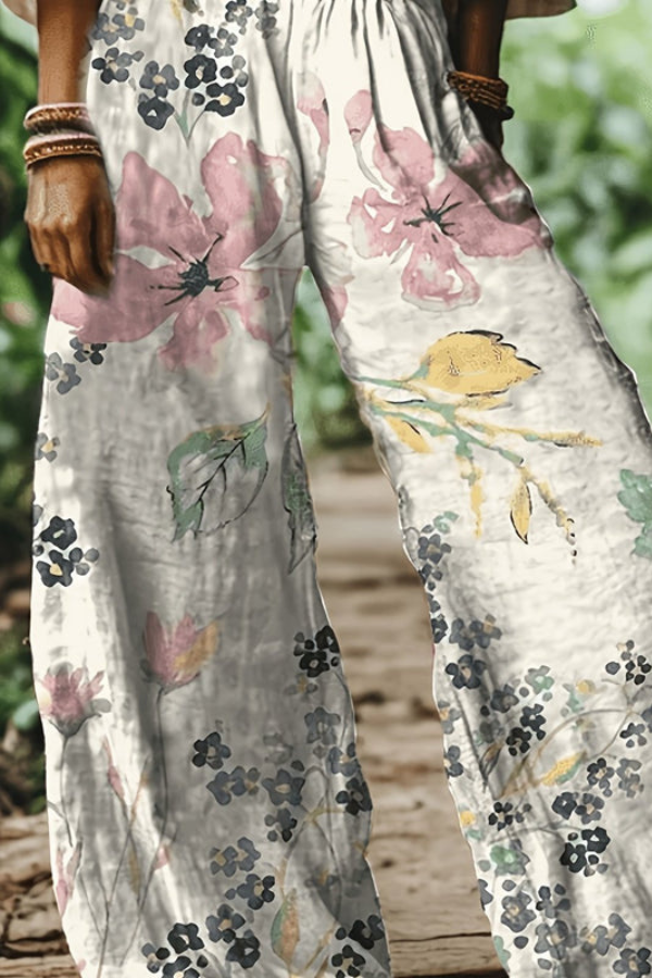Lightweight women's vintage floral cropped pants, ultimate comfort for summer.