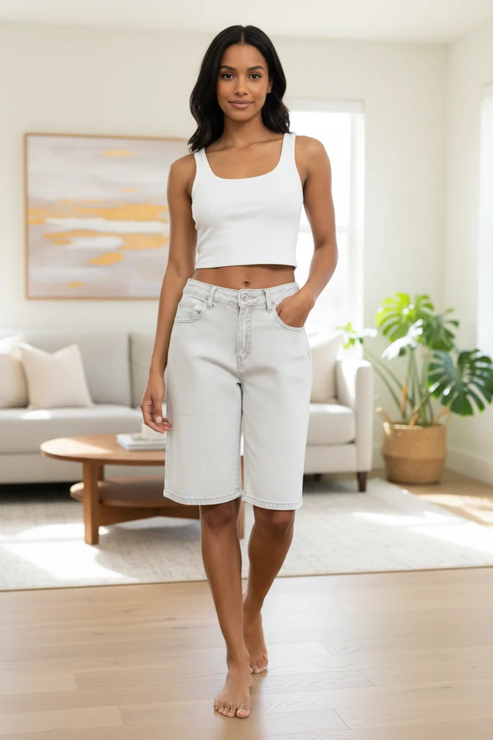 Effortless white women's Bermuda shorts with deep pockets, ideal for everyday vintage summer wear.