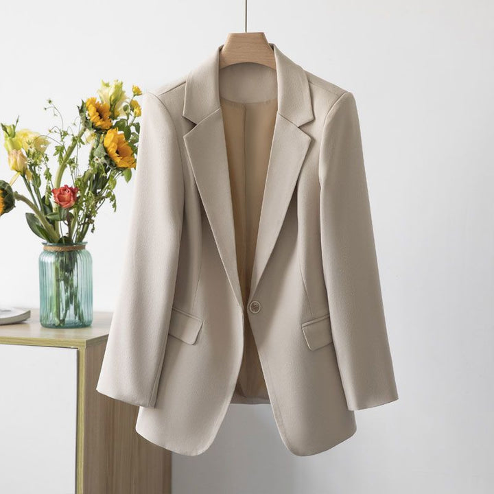 Model wearing a white lightweight tailored blazer, showcasing its elegant fit and versatility.