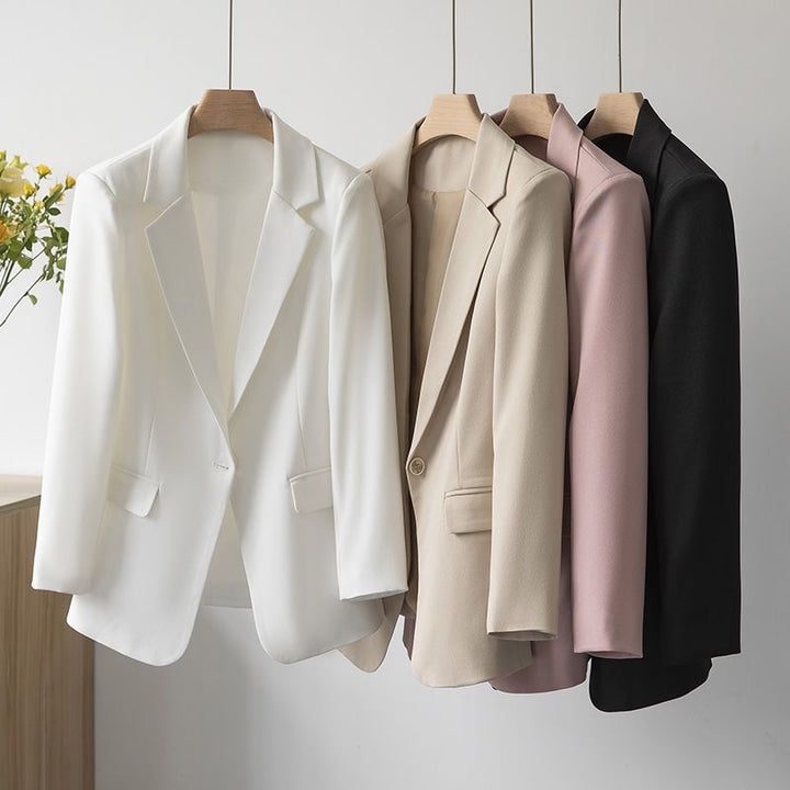 Stylish women's black blazer, tailored and lightweight, suitable for both office and casual occasions.