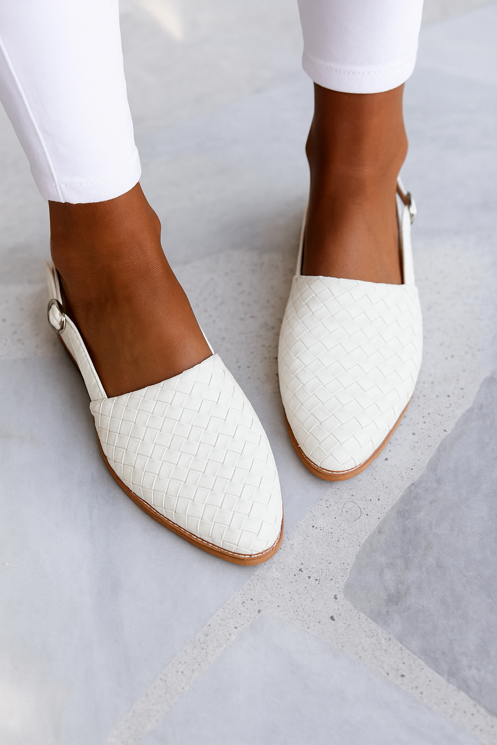 Stylish women's backless mules, closed toe woven design, perfect for relaxed spring & summer fashion.